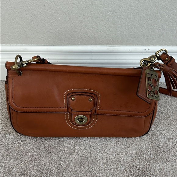 Elegant Brown Leather Shoulder Bag - Picture 11 of 11